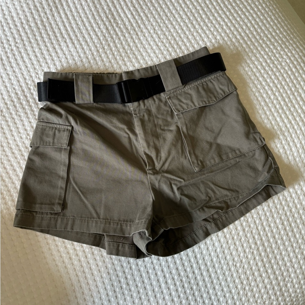 Aritzia 3” Cargo Shorts